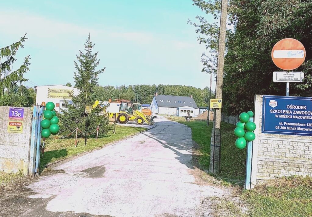 459182718_1023334932675546_632283771373182465_n-fotor-2024120573029-2 2 Brama wejściowa ośrodka szkolenia zawodowego, traktory, balony