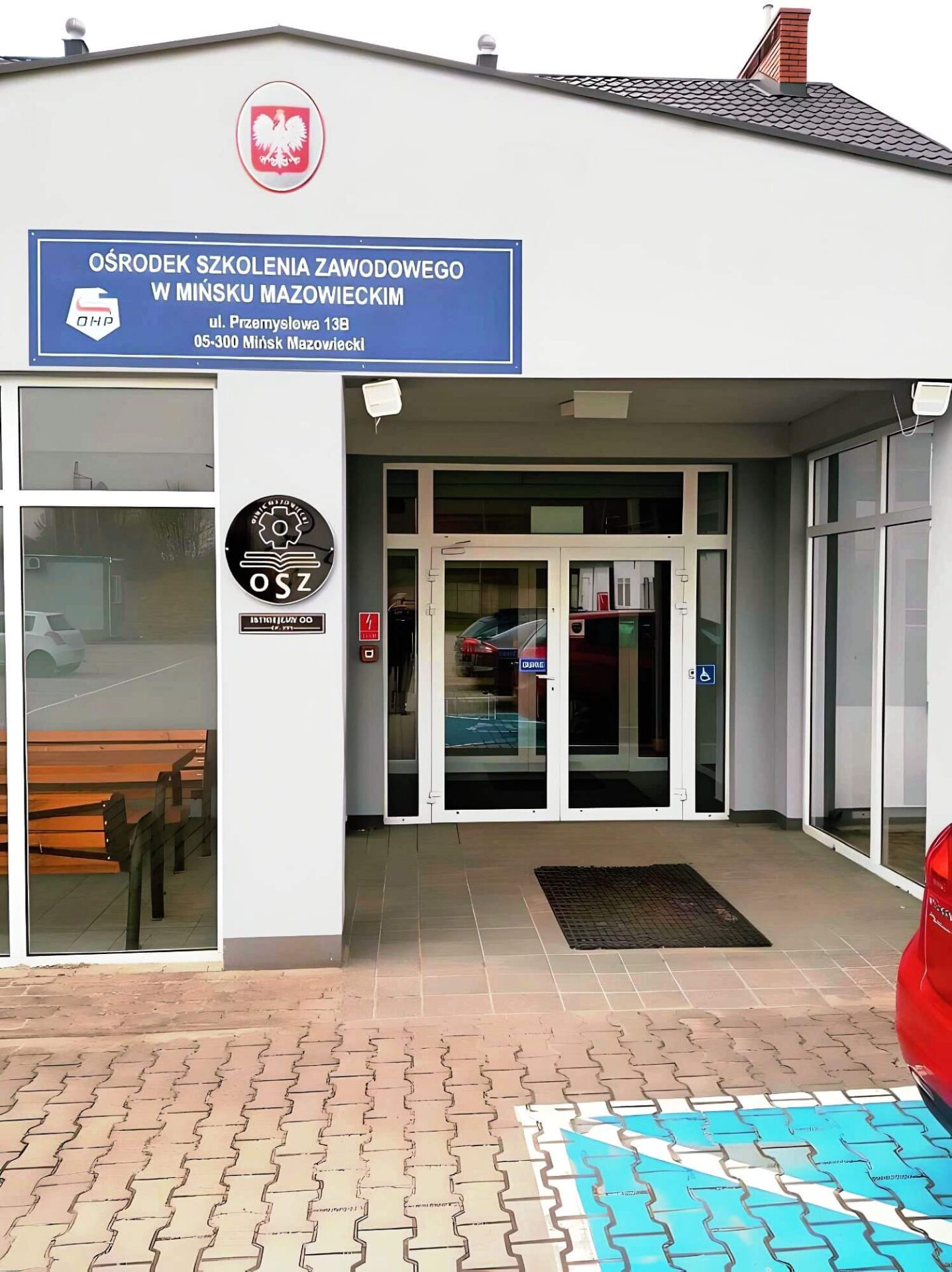 Tradycja i nowoczesność – nowe elementy identyfikacji wizualnej na budynku siedziby głównej