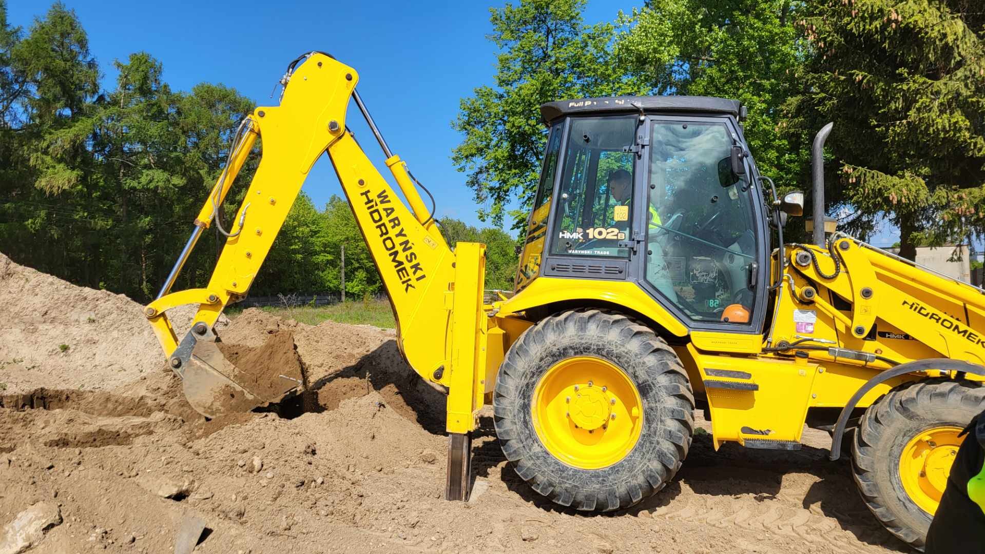 Młodzież z Regionu Szkoli się na Operatorów Koparkoładowarek! Praktyczne Zajęcia w Rawie Mazowieckiej