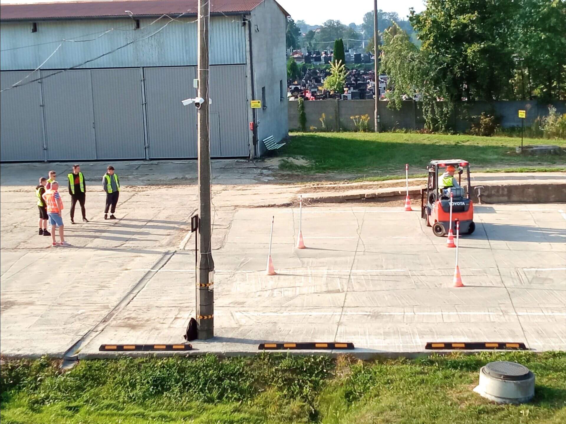 Zajęcia dodatkowe drogą do sukcesu – wsparcie kandydatów na operatorów wózków widłowych przed egzaminem UDT